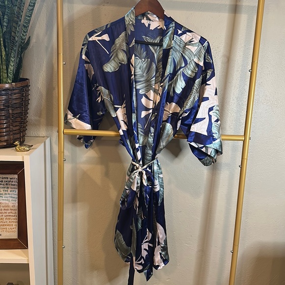Medium silky robe - Picture 1 of 4